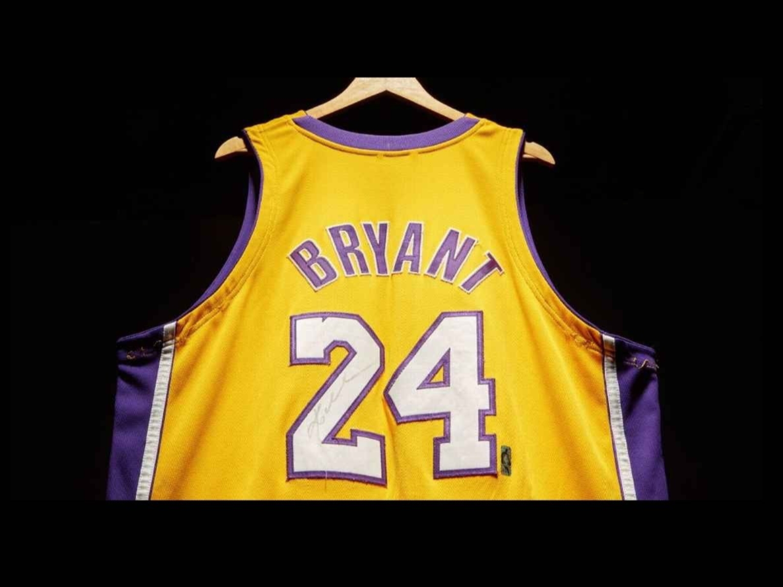 NBA／Kobe Bryant 球衣現身蘇富比成史上第二貴球衣！要價竟高達 580 萬美元！