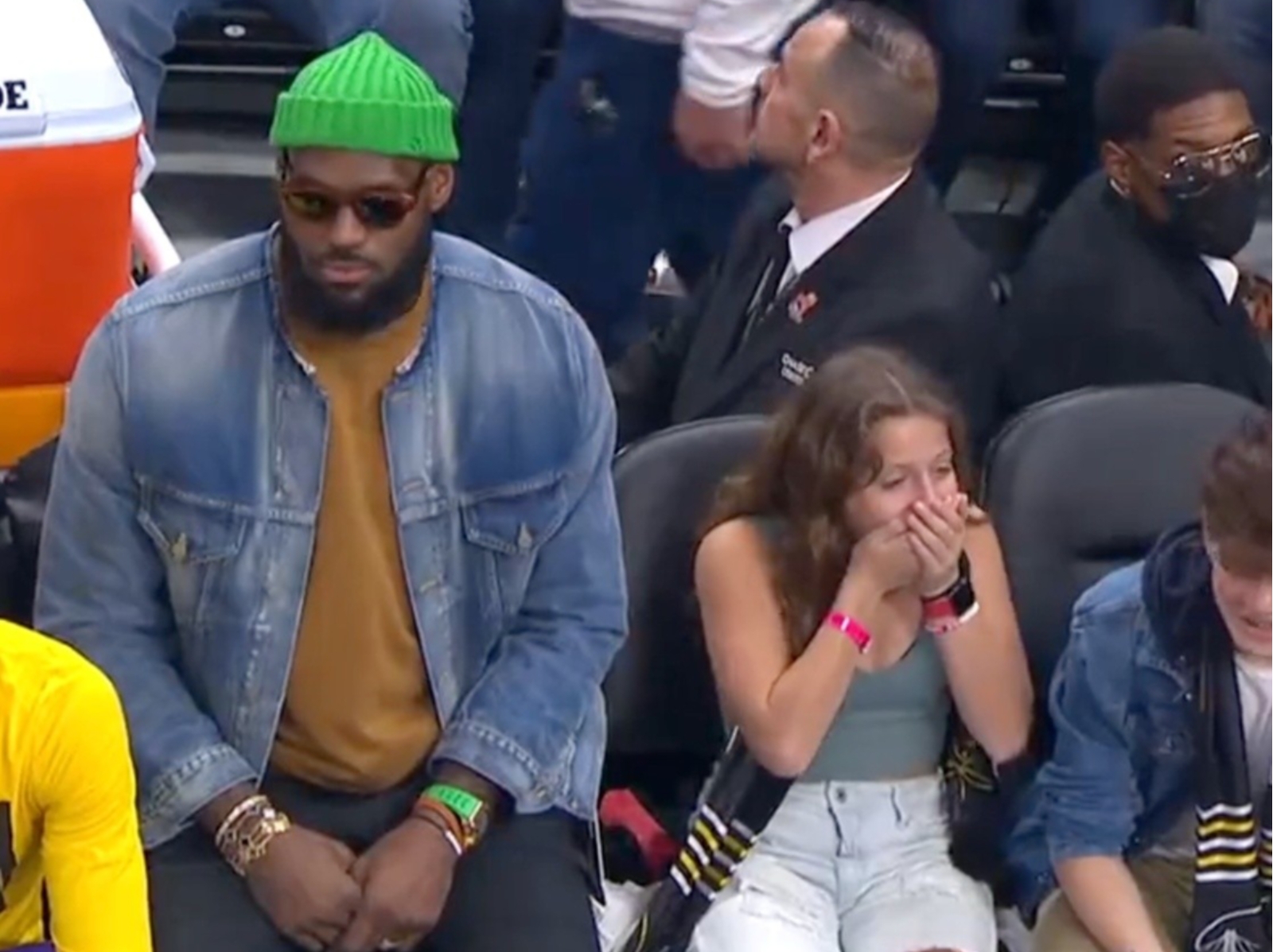 NBA／LeBron James 便服現身讓一旁的小球迷欣喜若狂：「最偉大球員就坐我旁邊！」