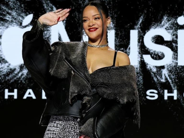 蕾哈娜 Rihanna 為 NFL 超級盃中場熱唱，〈umbrella〉配樂饗起嗨爆全場！