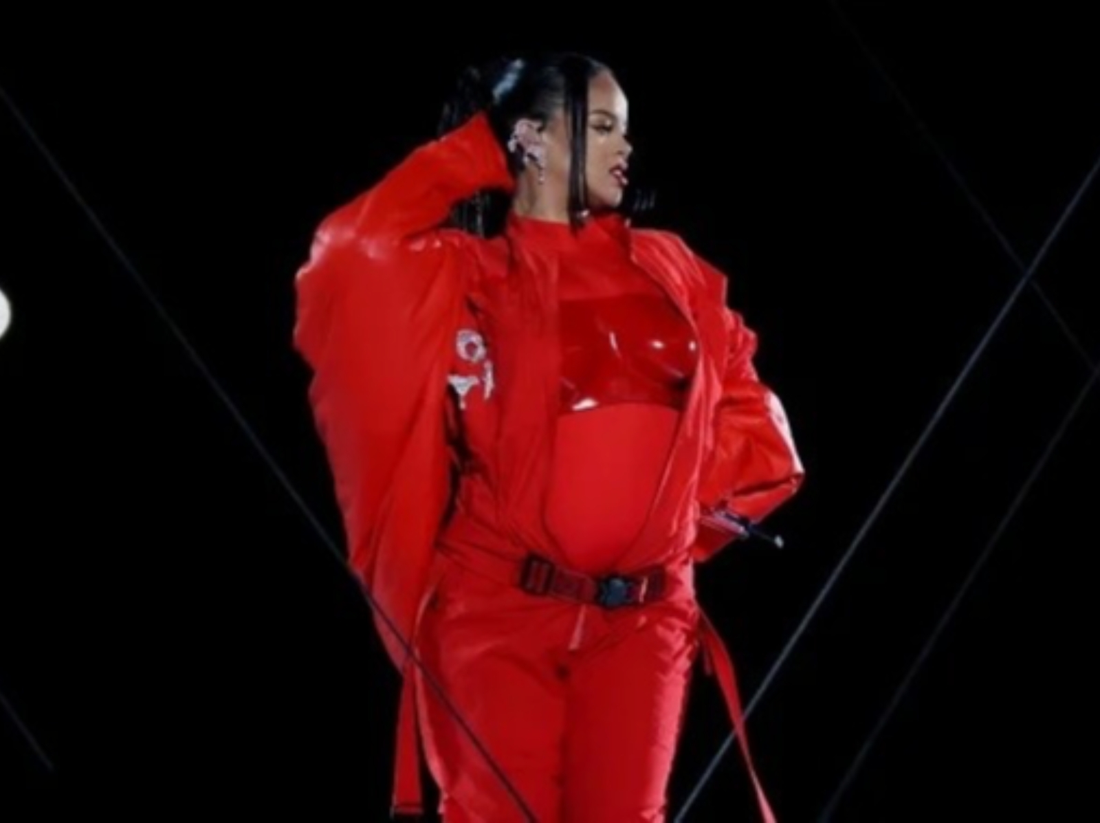 回顧蕾哈娜 Rihanna 「帶球」獻唱超級盃 NFL 中場，A$AP Rocky 台下陪伴！