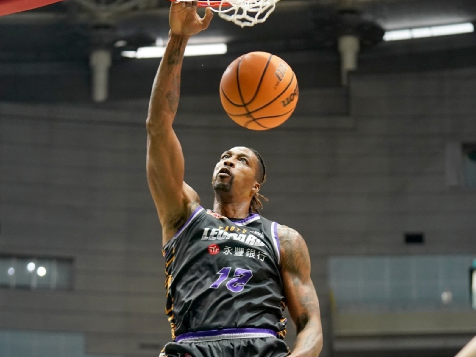 「魔獸」霍華德公開向林書豪喊話：「希望下季來 T1 聯盟打球！」