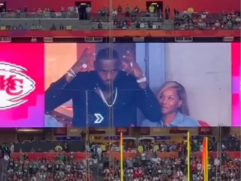 NBA/LeBron James 出席超級盃現場響起噓聲,本人霸氣做「自戴王冠」動作回擊酸民!