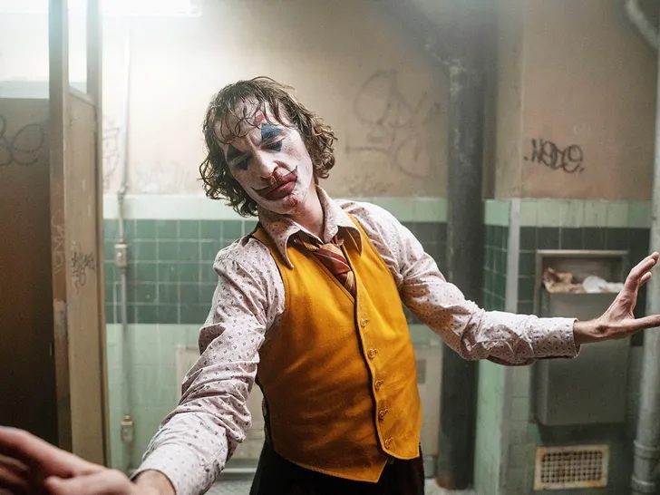 《小丑 2》臨演爆料拍攝兩小時不給上廁所，上完回來還被酸：「等下還要再去上嗎？」