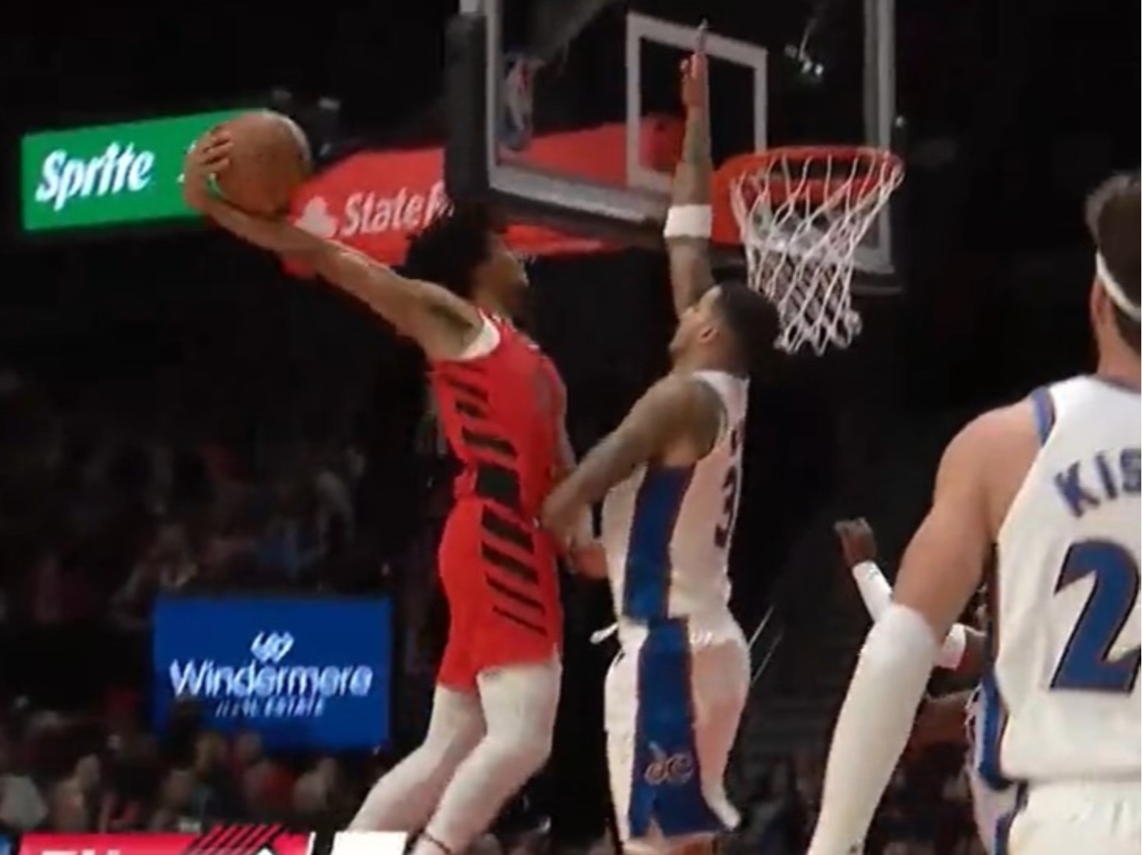 NBA／Kuzma 遭拓荒者新秀 Sharpe 戰斧式顏扣引熱議，網友：「該參加灌籃大賽了！」