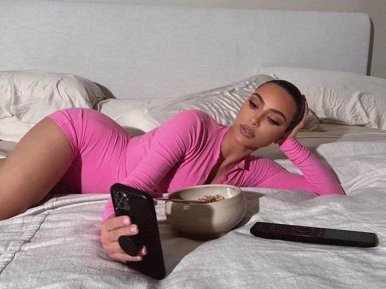金卡戴珊 Kim Kardashian 被稱「性感象徵」，現場觀眾對此噓聲一片！