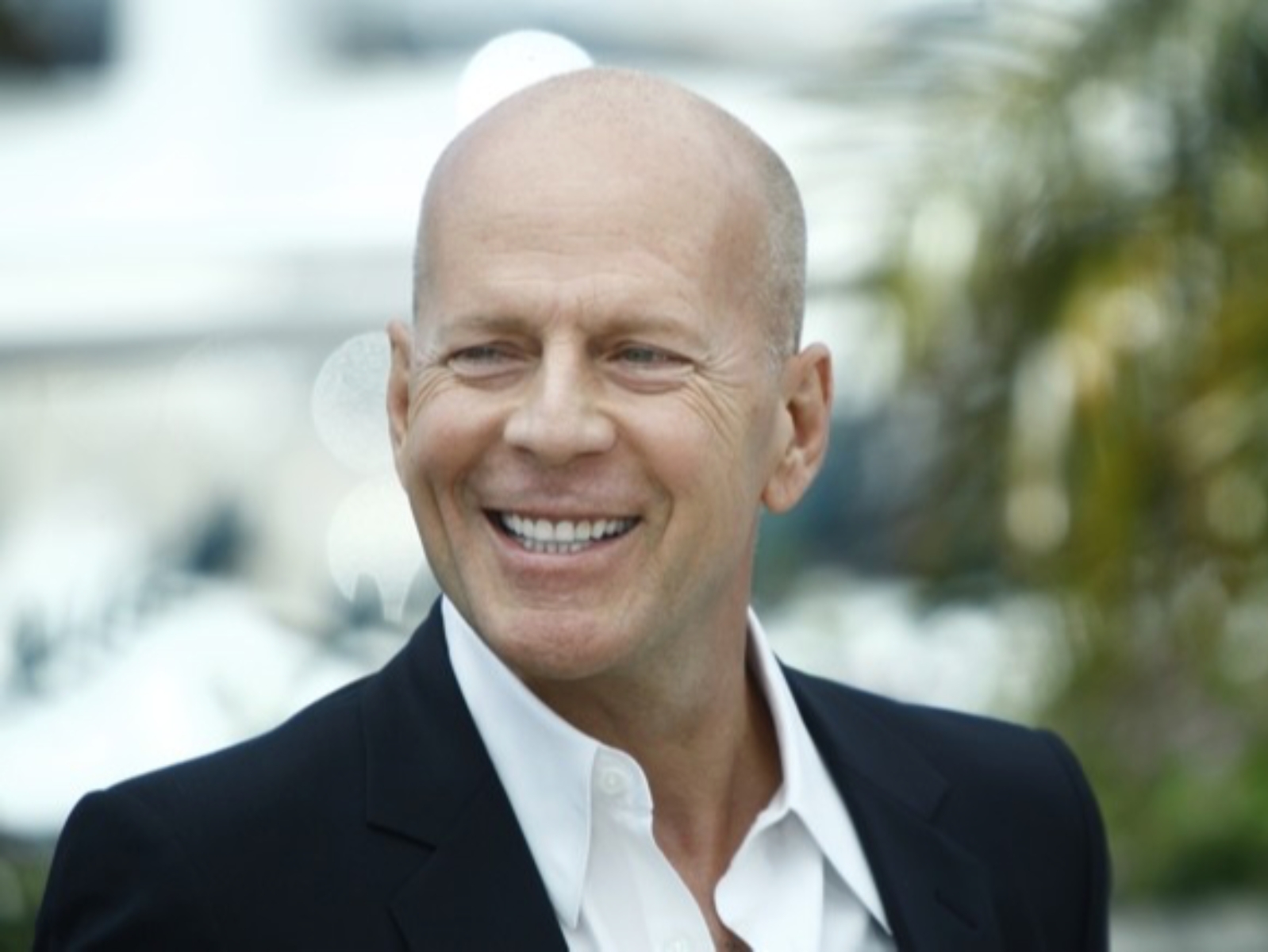 布魯斯威利 Bruce Willis 退休近狀曝光，家人證實罹患「額顳葉失智症」