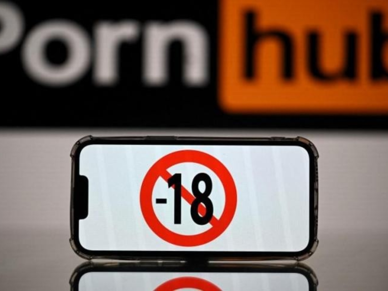 據傳 Pornhub 將會關閉「匿名登入瀏覽」功能，需先滿 18 歲註冊才能觀看影片！