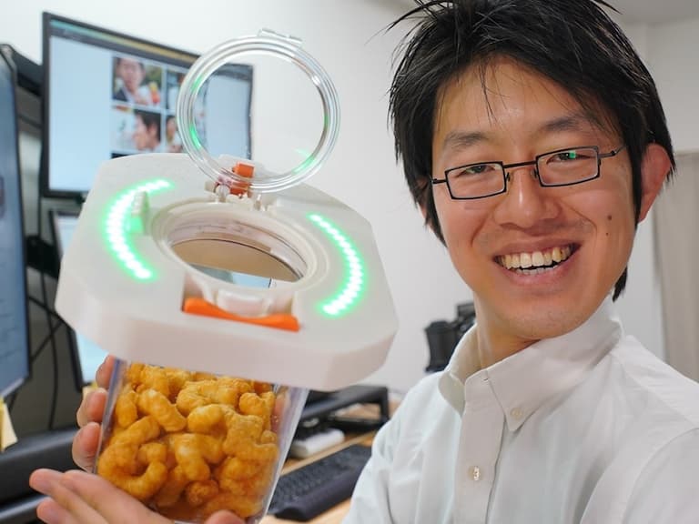 日本網友發明「零食慢食機」，每 30 秒就會上鎖一次阻斷你的進食慾望！