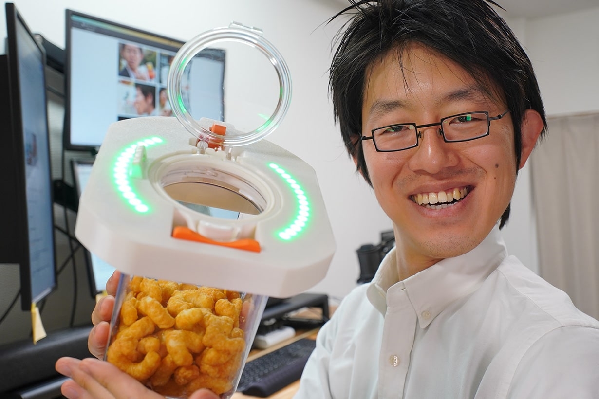 日本網友發明「零食慢食機」，阻止你想要一口接一口！