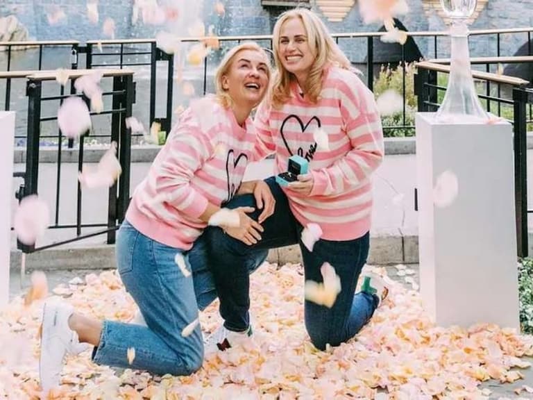 瑞貝爾威爾森 Rebel Wilson 繼升格當媽後，宣布和設計師女友在迪士尼城堡前浪漫訂婚！