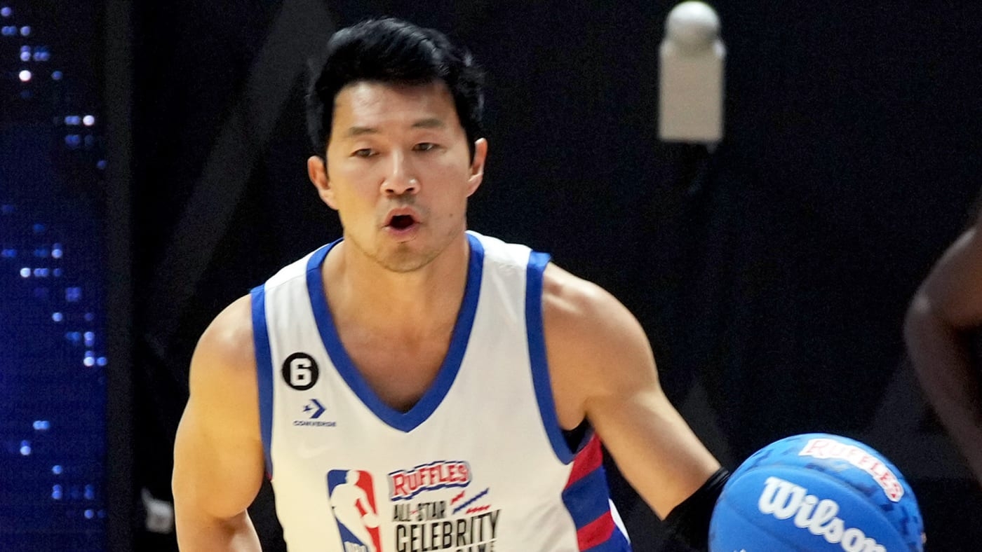 NBA「名人撞臉」遊戲劉思慕出現時鏡頭隨機帶到亞裔球迷，本人怒：這一點都不酷！