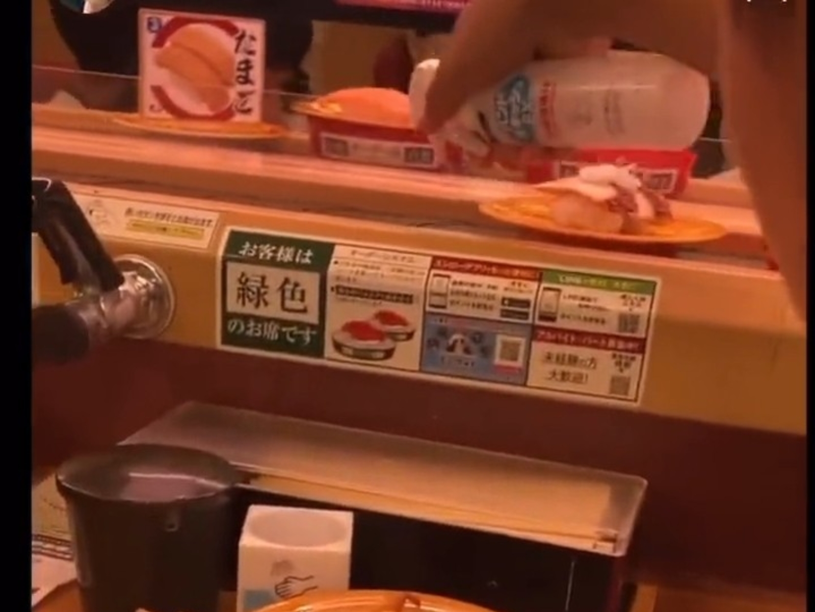 壽司郎繼「口水事件」又傳遭屁孩入侵，對轉盤上食物、立牌狂噴酒精！