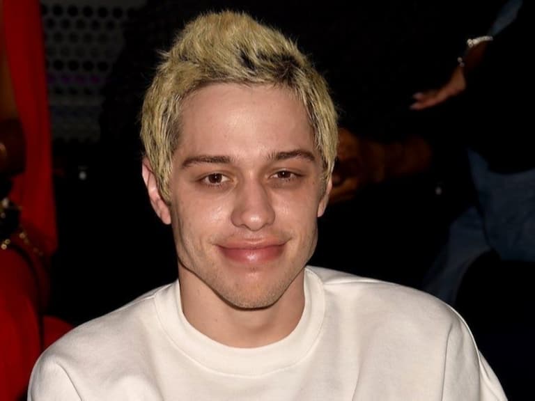 彼得戴維森 Pete Davidson 與新歡駕車失控「撞上民宅」，引網熱議：「疲勞駕駛？」