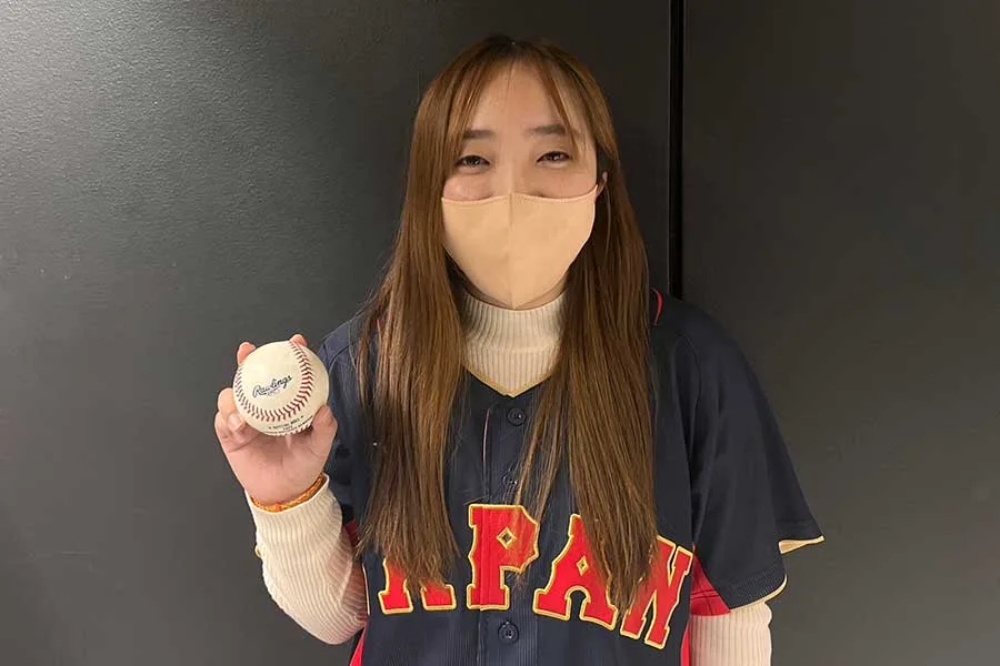 幸運少女撿到大谷翔平經典賽首轟球，球迷們也爭相借摸拍照！