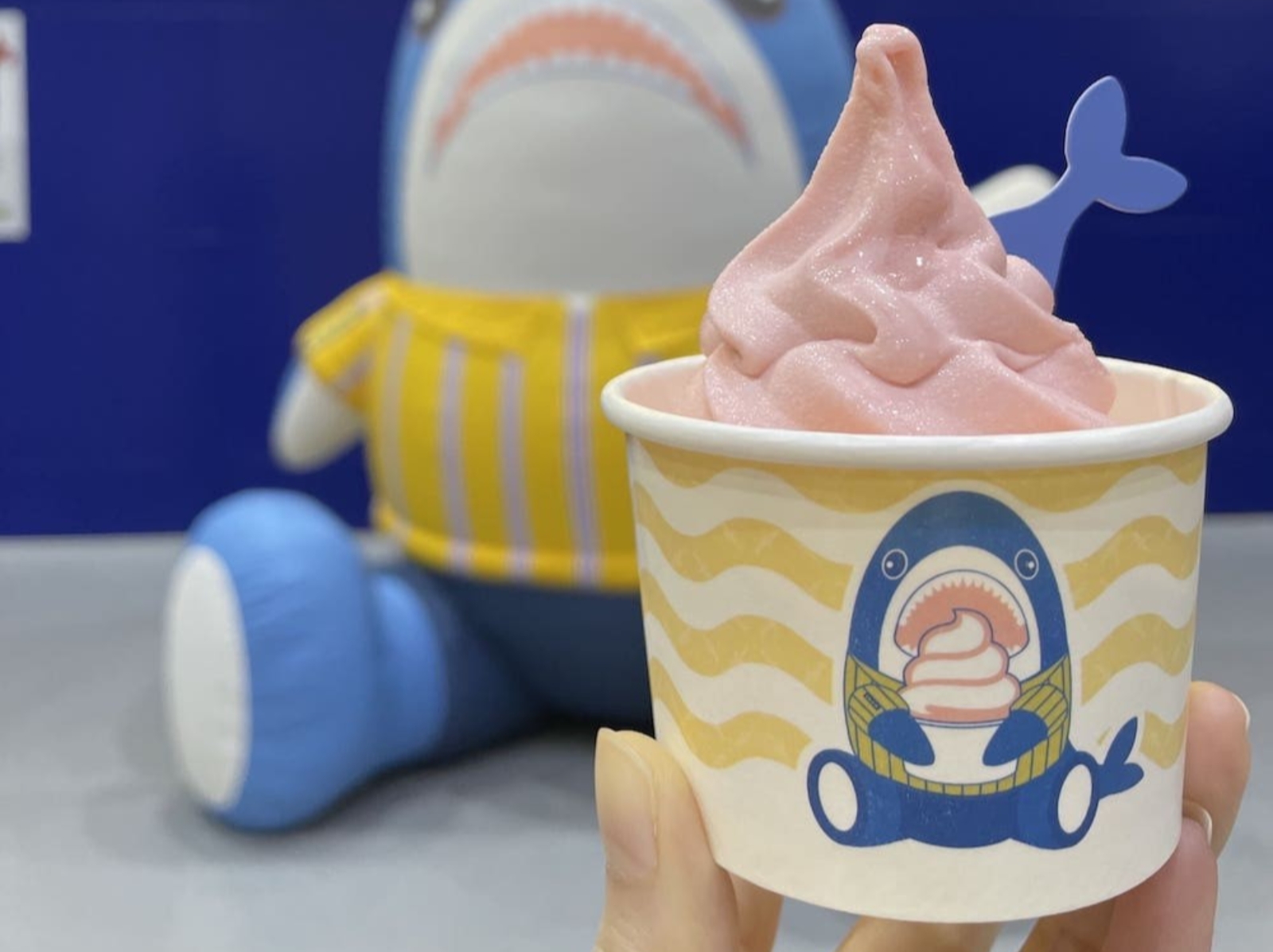 IKEA 鯊鯊店長進駐大台北門市，再推「草莓鯊鯊霜淇淋」、集點送「鯊鯊醬料碟」！