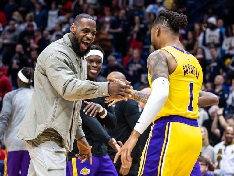 NBA／湖人三分球射爆鵜鶘，「詹皇」LeBron James 嗨翻與 D'Angelo Russell 比出招牌手勢！
