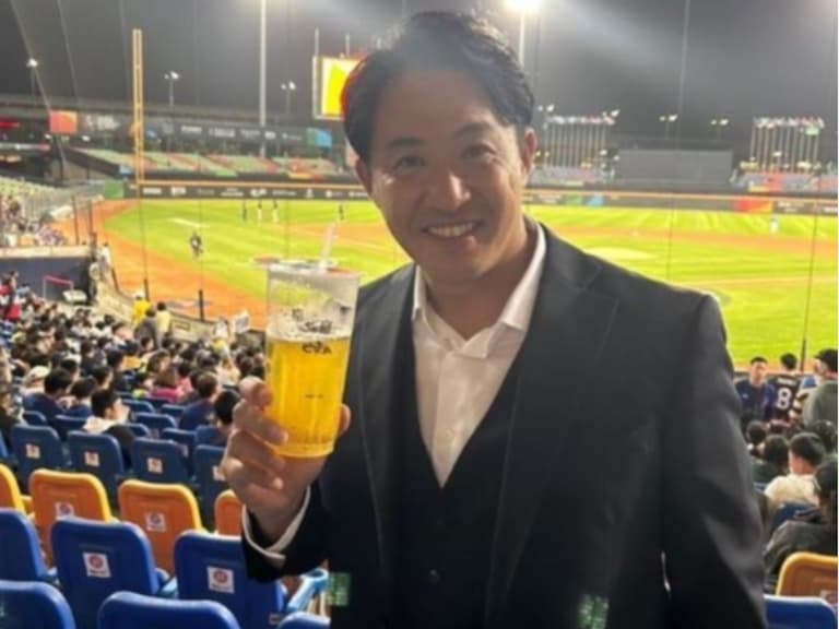 五十嵐亮太喝「50嵐」了！照片曝光台灣球迷全笑翻：老闆終於來喝了