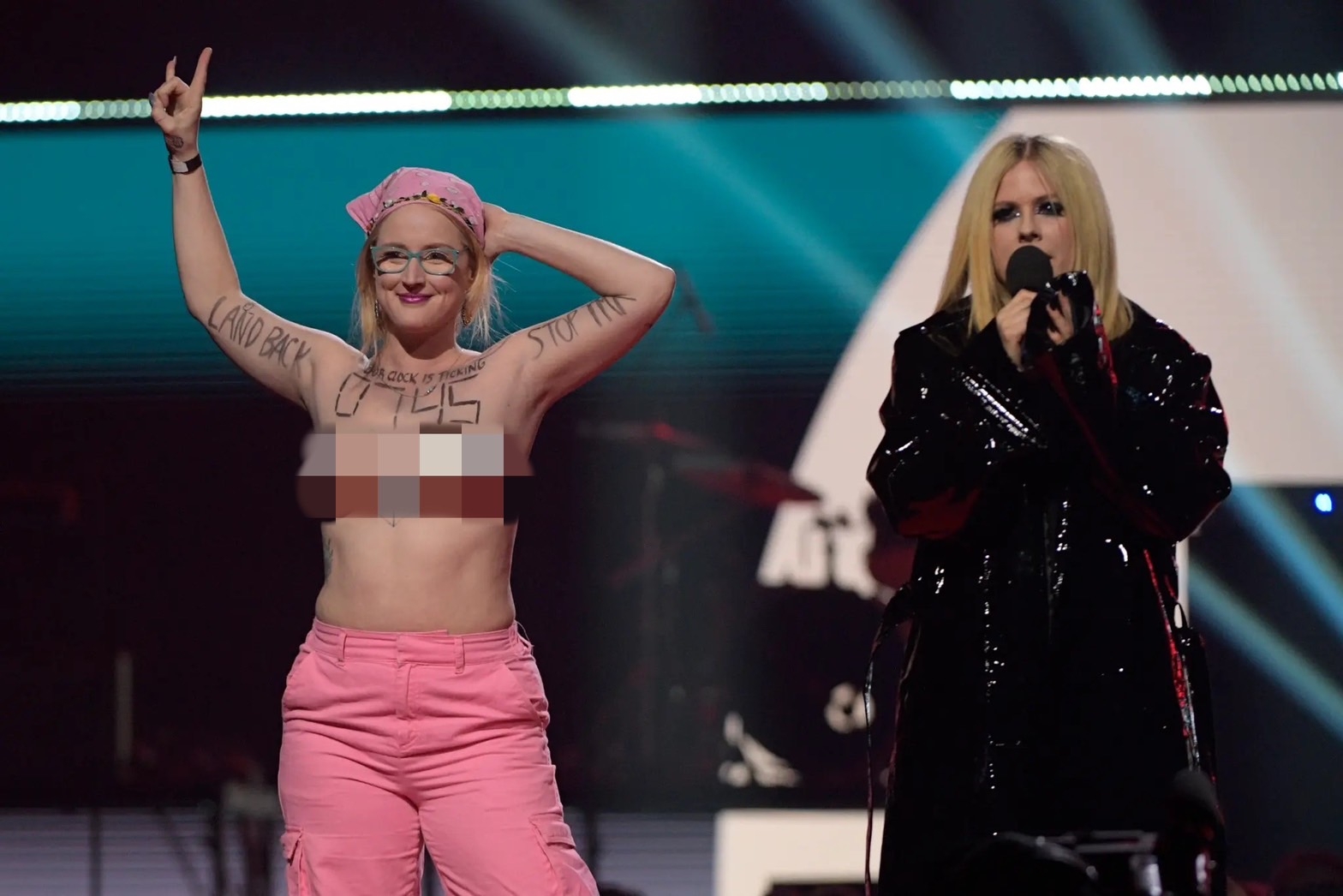 艾薇兒 Avril Lavigne 頒獎被裸女打斷，連飆數次：「Get the f–k off！」