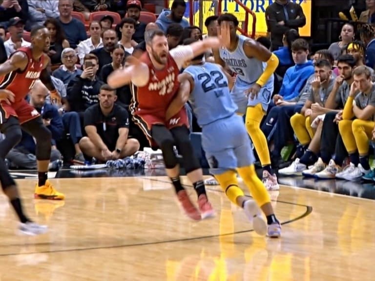 NBA／灰熊 Desmond Bane 巴恩襲擊 Kevin Love 洛夫下體，遭判二級惡意犯規驅逐出場！