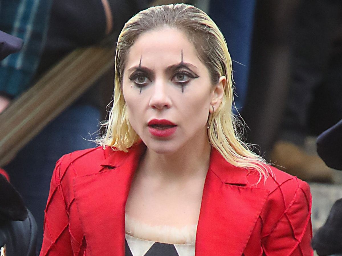 《小丑 2》Lady Gaga 拍攝片段曝光，當眾親吻女性疑似飾演雙性戀「哈莉奎茵」！