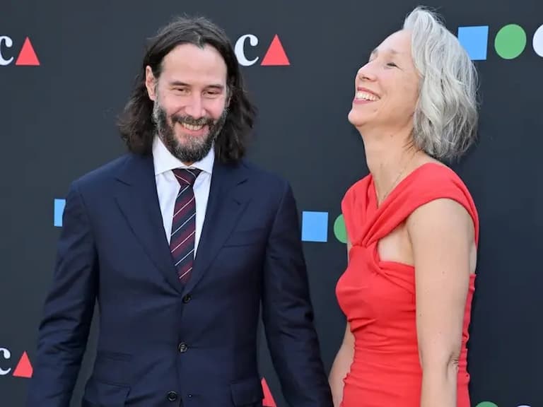 基努李維 Keanu Reeves 意外放閃！自爆近期最開心的事：「和我的 honey 躺在床上咯咯的笑！」