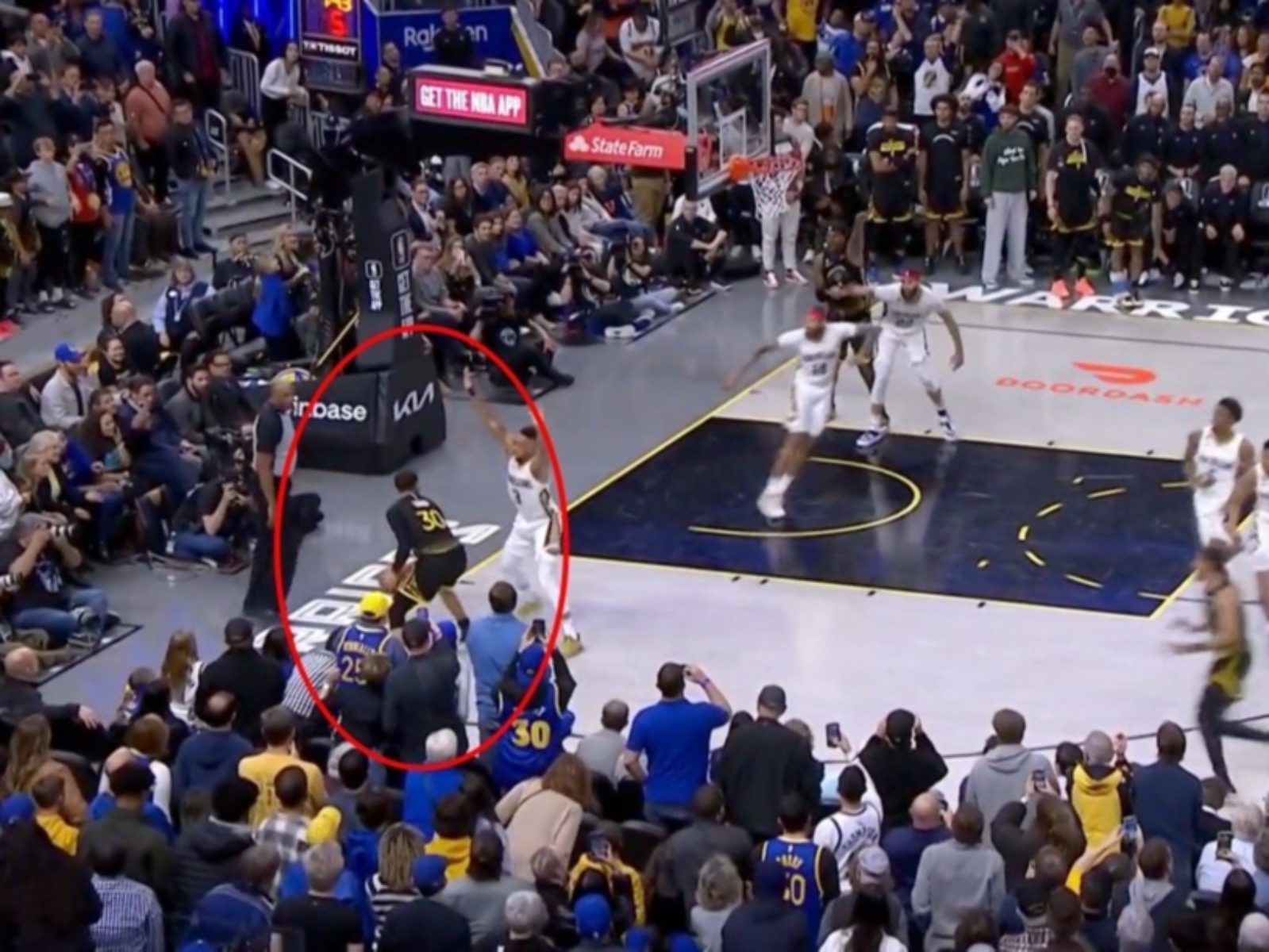 NBA／柯瑞 Curry 超狂「雷射妙傳」助攻湯神三分球命中，勇士教練 Kerr 看了猛搖頭！