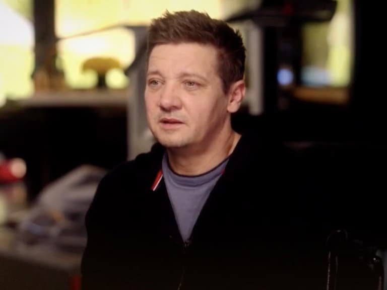 傑瑞米雷納 Jeremy Renner 重傷後首度受訪！曾悲觀思考：「我有可能只剩下脊椎和大腦！」