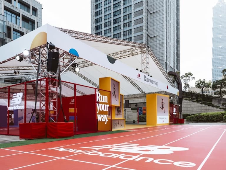 New Balance 快閃信義、打造期間限定「Run Your Way 跑動基地」，見習網美 小吳&女神 紀卜心連假揪團親身體驗，想順利闖關沒那麼簡單，跟著NBRC 來挑戰！