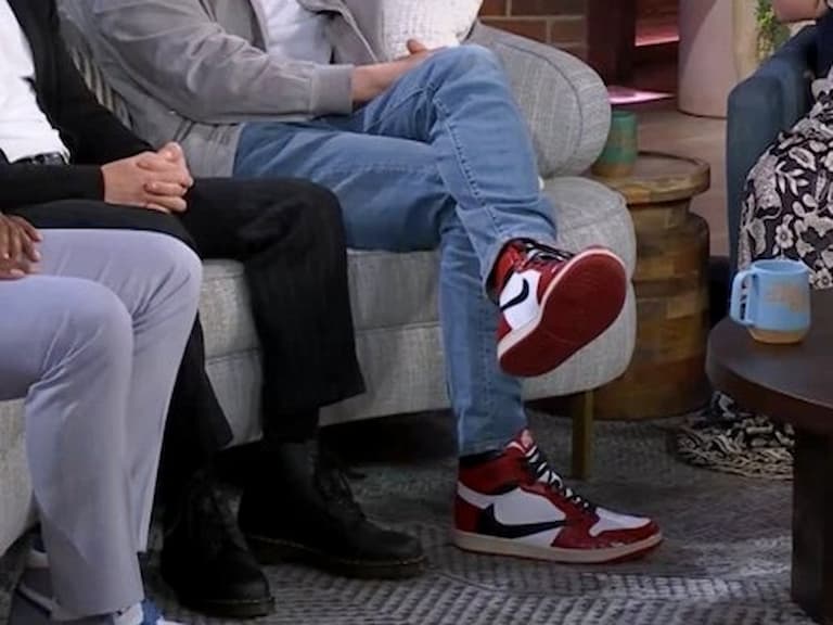Ben Affleck 上腳 Travis Scott x Air Jordan 1 "Chicago"，「芝加哥倒勾」讓人暴動！