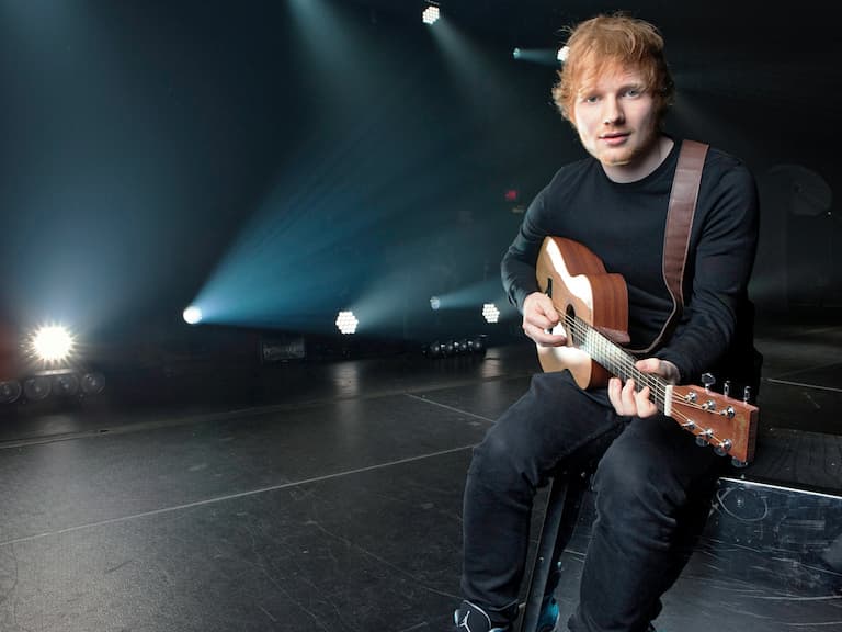 紅髮艾德 Ed Sheeran 驚喜現身紐約地鐵站即興演唱,大方送粉絲演唱會門票!