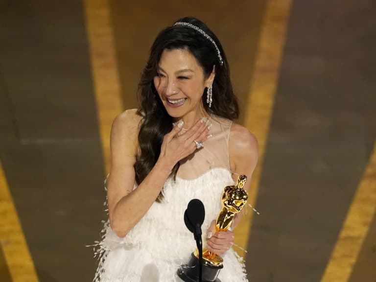 奧斯卡影后楊紫瓊 Michelle Yeoh 攜獎盃光榮返鄉,和已故父親分享喜悅!