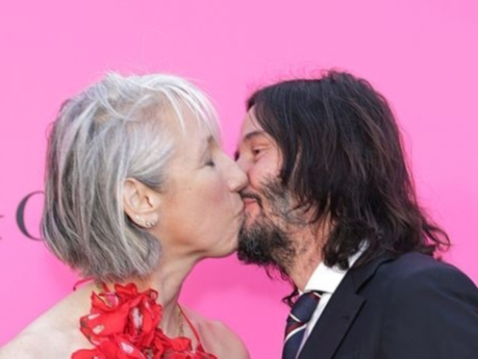 基努李維 Keanu Reeves 與亞莉珊卓葛蘭特 Alexandra Grant 難得同框放閃，紅毯接吻閃瞎眾人！
