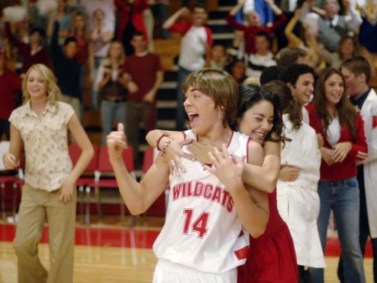 柴克艾弗隆 Zac Efron 追蹤前女友凡妮莎哈金斯 Vanessa Hudgens 引熱議!