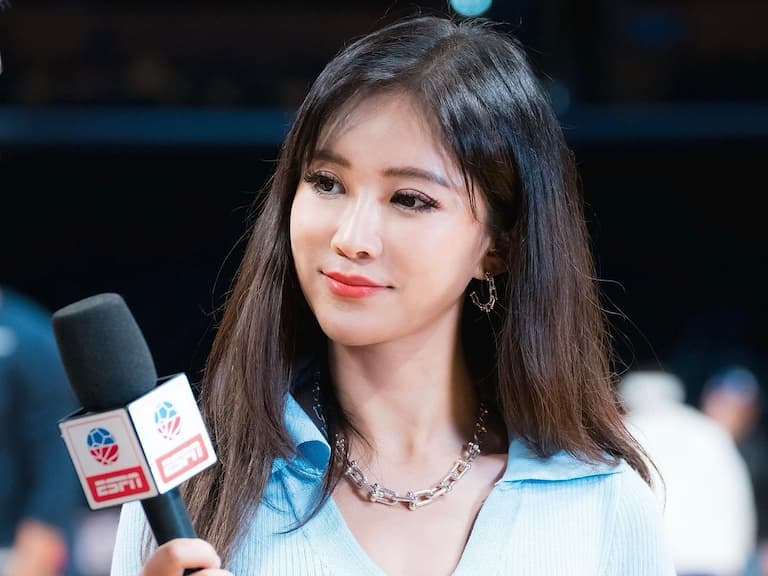 NBA 美女記者周玲安腳踩 Air Jordan 1、NB550 等爆款,鞋頭實力驚人!