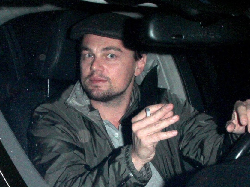 李奧納多 Leonardo DiCaprio 被狗仔拍到街頭買菸，極力要求刪照：「我不想被媽媽知道！」