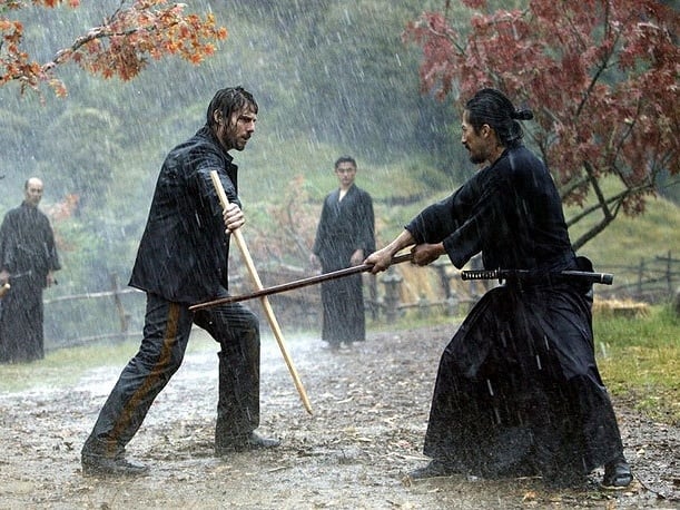 湯姆克魯斯 Tom Cruise 拍《末代武士》頭差點被砍下來：「劍就離我脖子距離 2 公分！」
