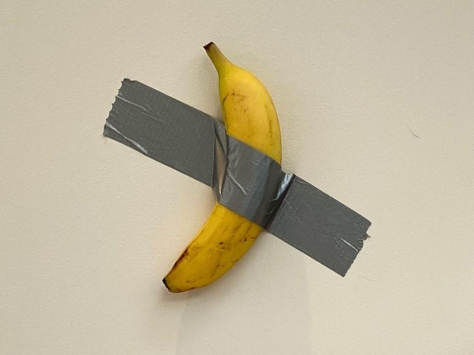 《Comedian》365 萬台幣「香蕉」藝術品遭南韓大學生吃下肚！
