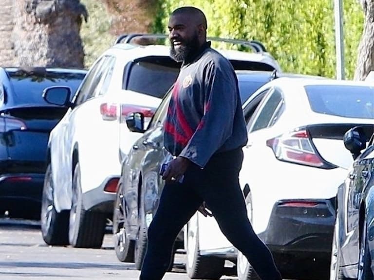 肯伊威斯特 YE 詮釋「緊身褲」加「襪套鞋」大膽造型,引發網友熱烈討論!