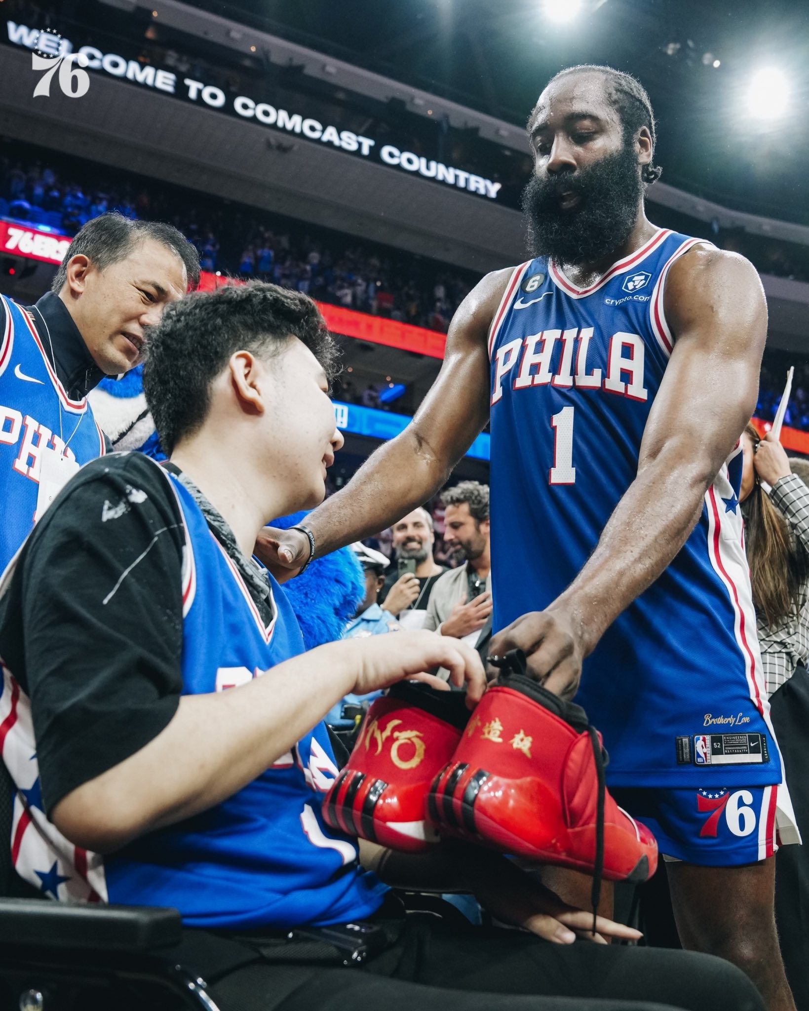 NBA 季後賽／James Harden 將簽名鞋送下半身癱瘓的中國留學生：「他是我贏球的幸運星！」
