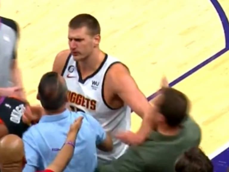 NBA 季後賽/「小丑」約基奇 Nikola Jokic 要球不成,直接將太陽老闆伊什比亞 Mat Ishbia 肘擊倒地!