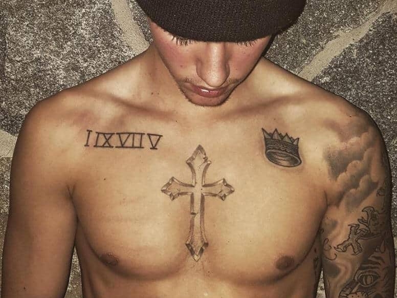小賈斯汀 Justin Bieber 15 個刺青秘密大解析：胸口皇冠獻給麥可傑克森、手腕竟刺賽琳娜肖像！