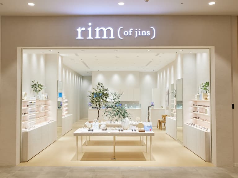 日系眼鏡潮牌 JINS 新型態登台！「rim of jins」海外首店插旗台中 LaLaport，獨家販售限定鏡框、彩色鏡片、文創雜貨，讓你盡情發揮穿搭創意