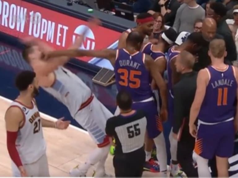 NBA 季後賽/金塊「小丑」Nikola Jokic 與布朗 Bruce Brown 偷聽太陽戰術,遭杜蘭特 Kevin Durant 一把推開!