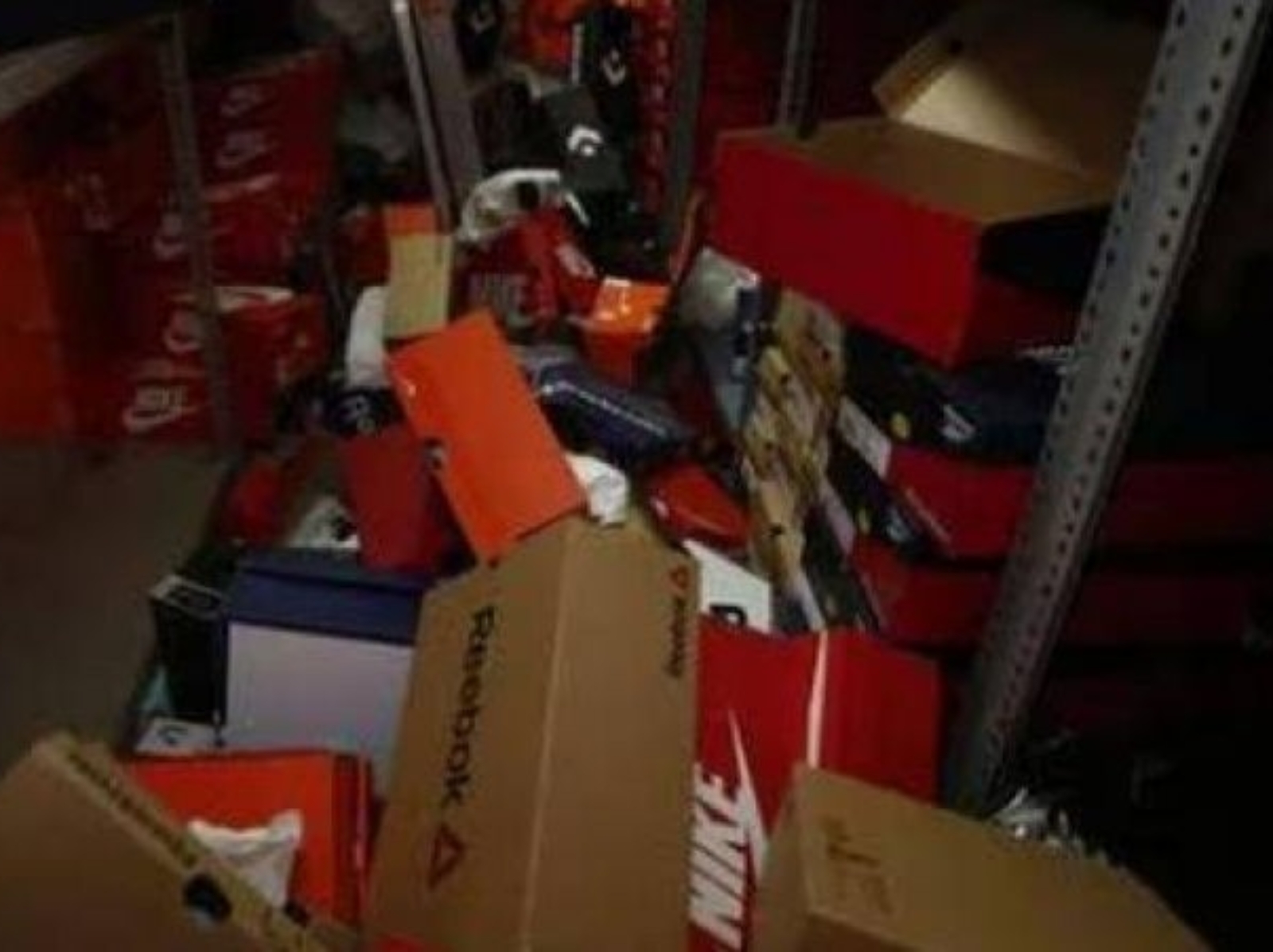 秘魯球鞋店遭竊 200 雙鞋損失約 41 萬台幣，但歹徒卻只拿「右腳的鞋子」引熱議！