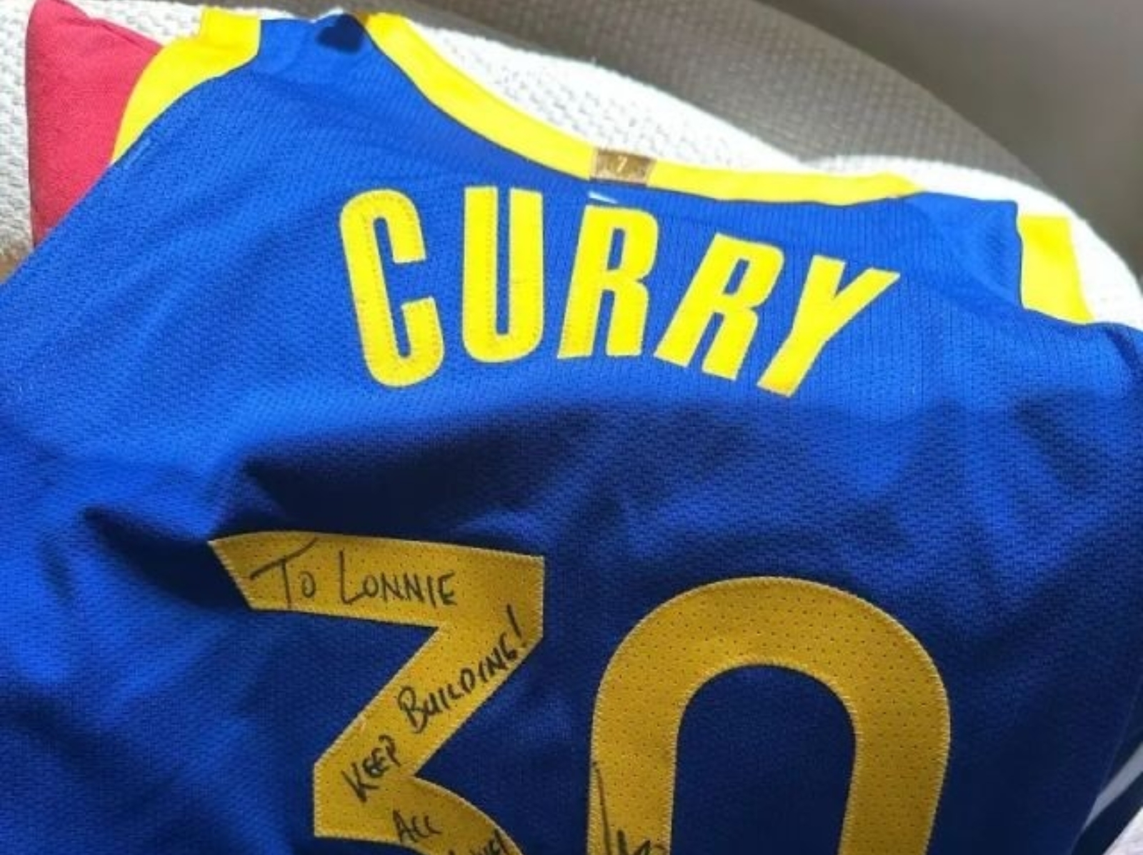NBA 季後賽／Stephen Curry 送 Lonnie Walker IV 簽名球衣：因為 G4 我永遠不會原諒你！