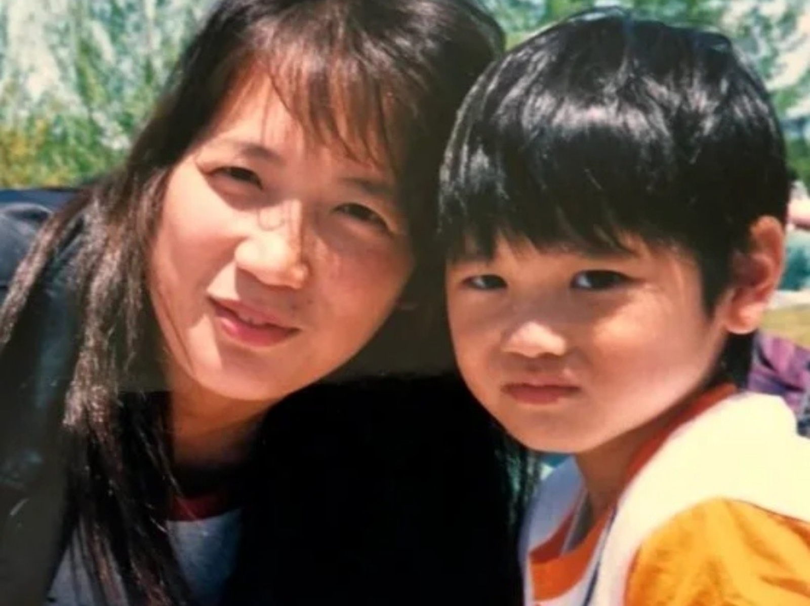 大谷翔平 4 歲時與母親甜蜜合照曝光，呆萌模樣引網友們大讚：太可愛！