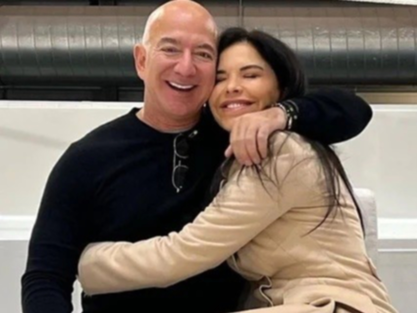 傑夫貝佐斯 Jeff Bezos 花 157 億造「奢華遊艇」與女友約會，甜蜜模樣引熱議！