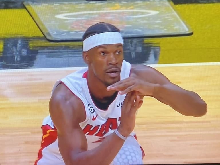 NBA 季後賽/熱火打爆塞爾提克系列賽聽牌,Jimmy Butler 幫對手「喊暫停」表情極致嘲諷!