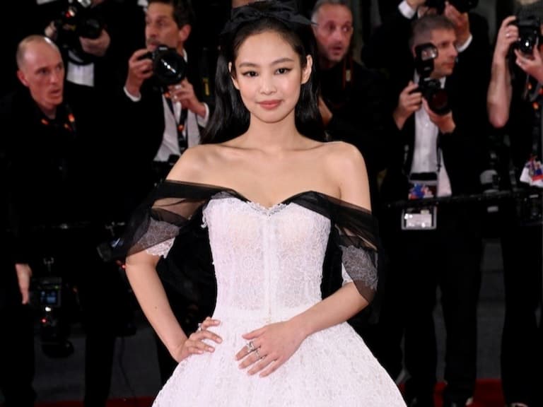BLACKPINK Jennie 首度現身坎城影展！3 套心機造型辣翻全場引網熱議～