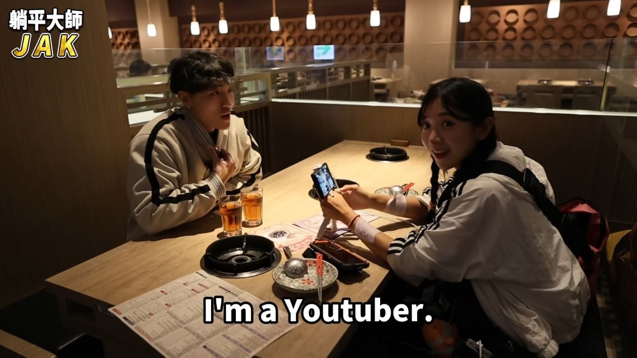 YouTuber 「躺平大師 JAK」搭訕企鵝妹無理舉動遭網轟，本人回應反嗆網友！